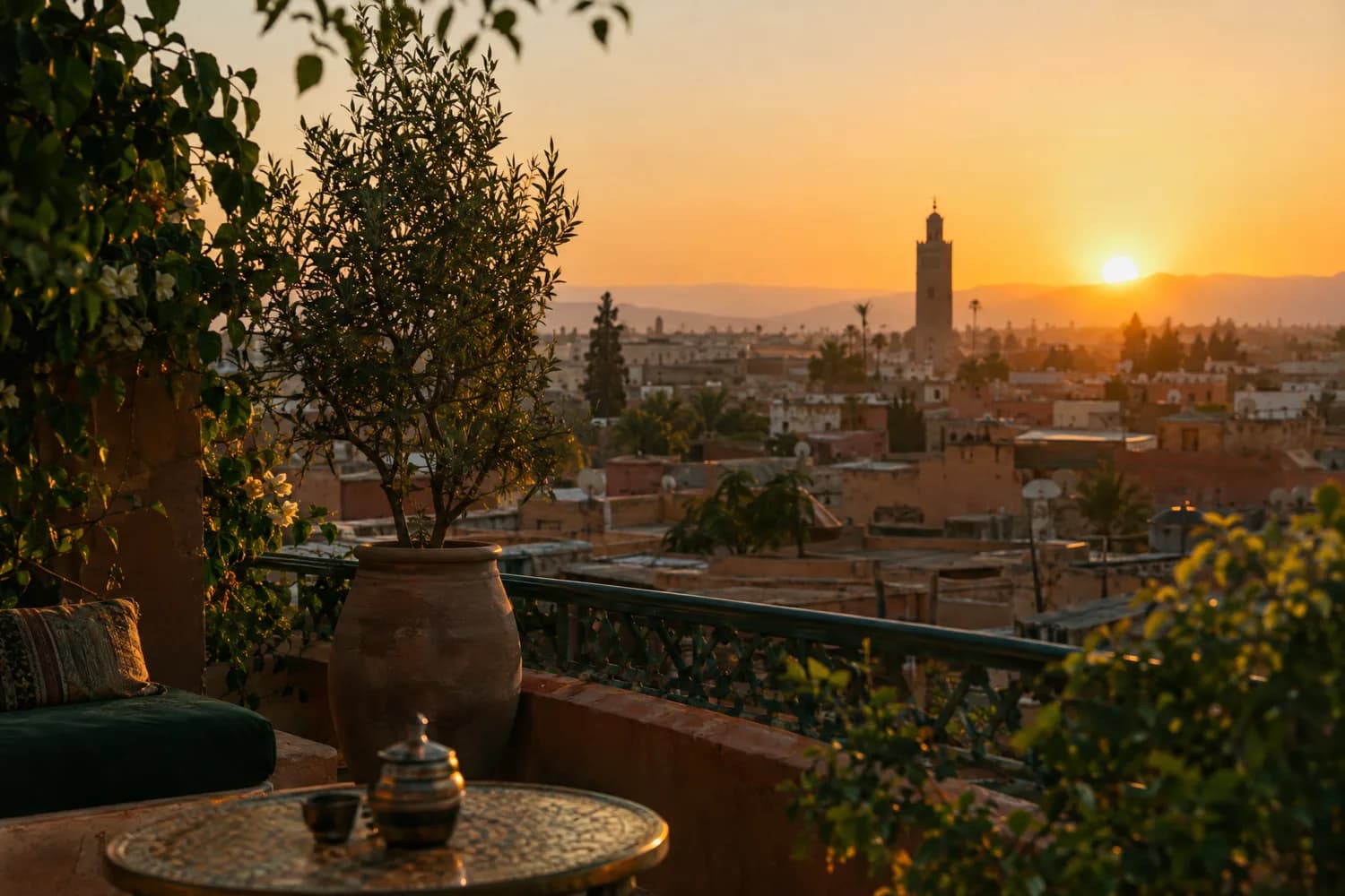 Lever de soleil sur les toits d'une vieille ville et la silhouette d'un minaret